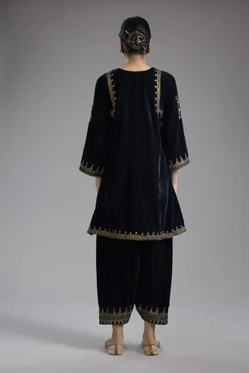Black velvet Aari and hand embroidery kurta set image 2