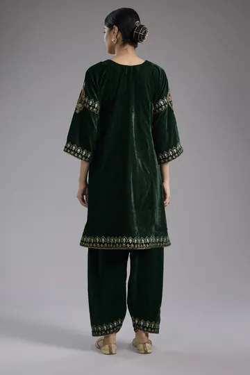 Green velvet Aari and hand embroidery kurta set image 2