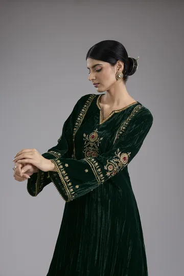 Green velvet Aari and hand embroidery kurta set image 4
